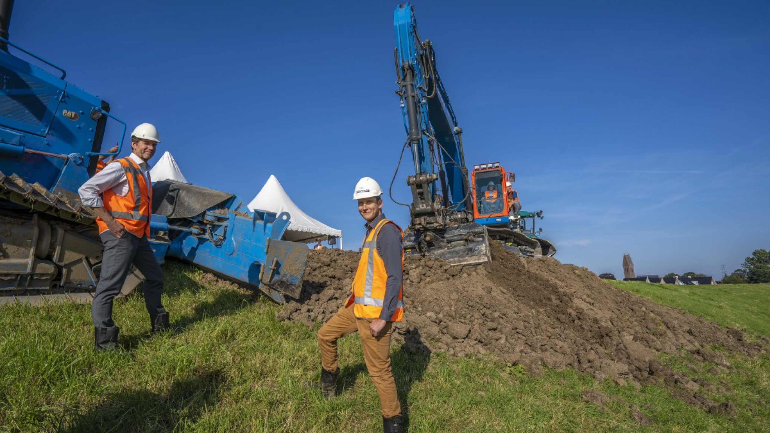 HWBP directeur Eric Withaar bedient de elektrische kraan onder toeziend oog van Bram de Fockert (l) en Rob Bouwens (r)