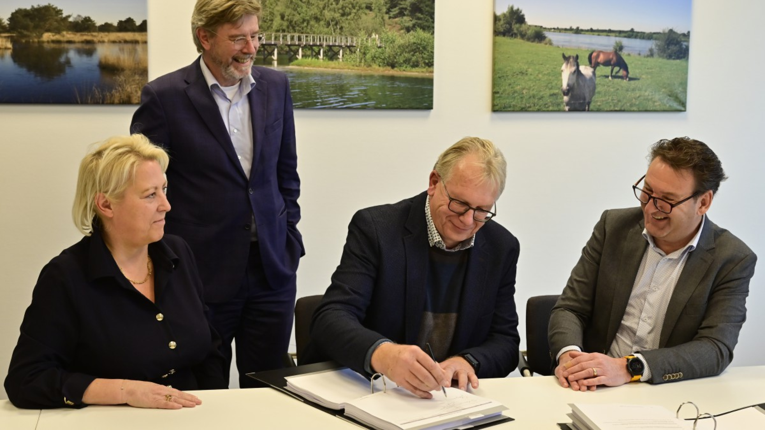 Foto door FotoStudio Ingrid Driessen Van links naar rechts: Sabine Kern en Jos Teeuwen (staand) van het waterschap, Gijs Ploegmakers van Ploegam en Roelant Veldboer van Dura Vermeer.