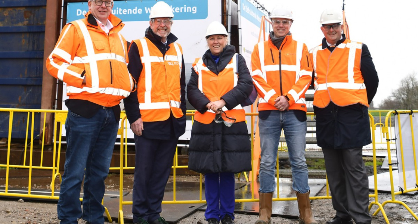 Afbeelding: (v.l.n.r.) Gijs Ploegmakers (Ploegam), Jos Teeuwen en Sabine Kern (Waterschap Limburg), Jules Janssen (Dura Vermeer) en Diederik van Rijn (Hollandia Infra) bij de proefopstelling. 