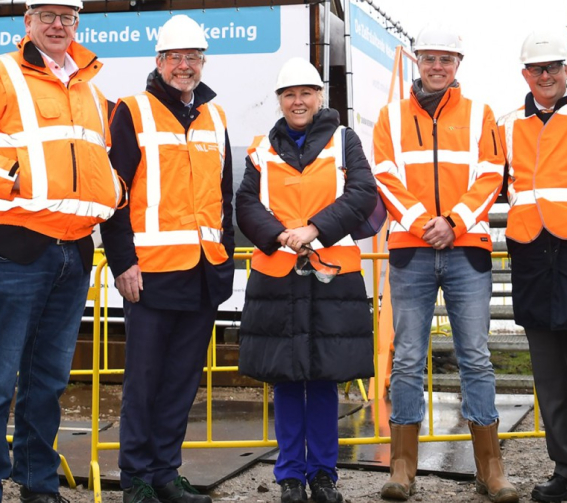 Afbeelding: (v.l.n.r.) Gijs Ploegmakers (Ploegam), Jos Teeuwen en Sabine Kern (Waterschap Limburg), Jules Janssen (Dura Vermeer) en Diederik van Rijn (Hollandia Infra) bij de proefopstelling. 