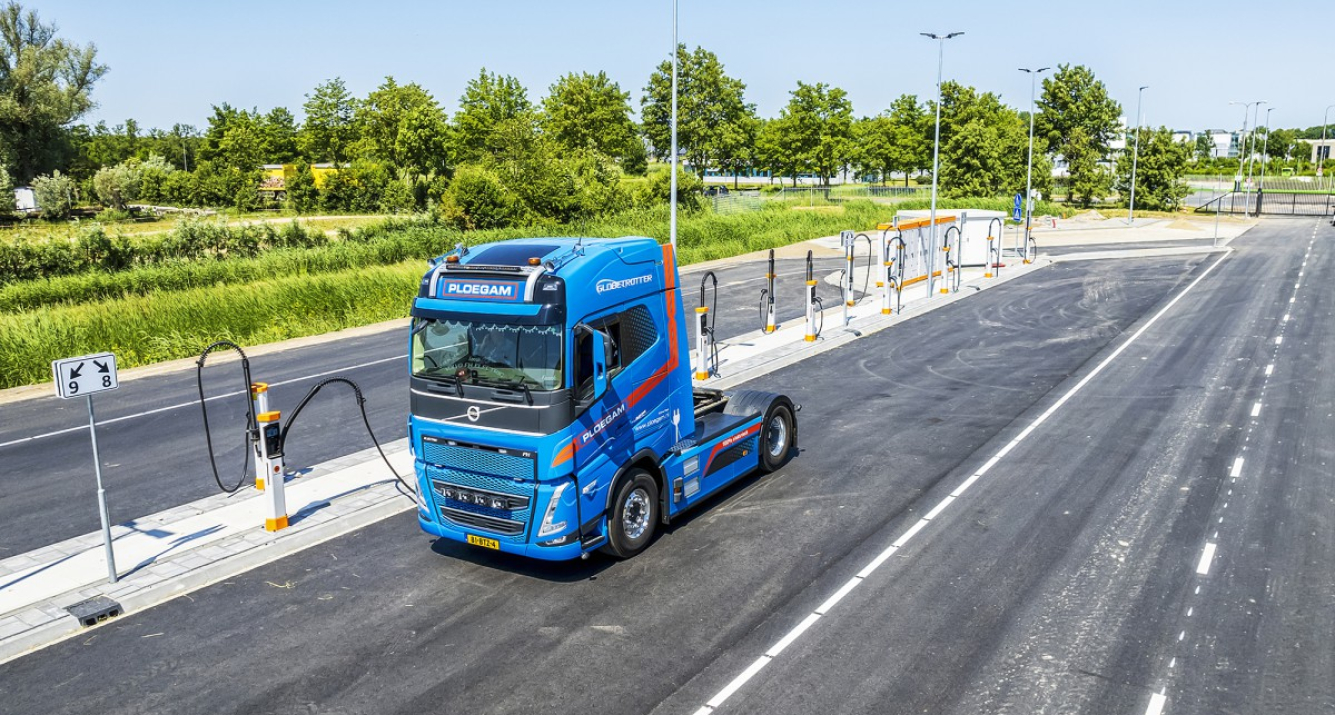 Een elektrische vrachtwagen op snellaadplein WattHub