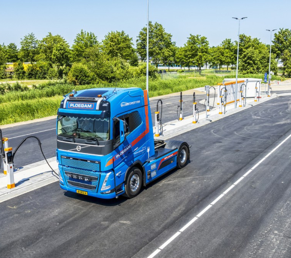 Een elektrische vrachtwagen op snellaadplein WattHub