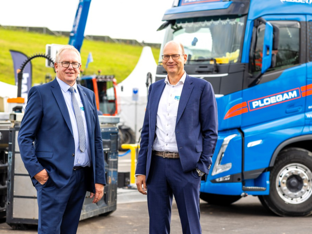 Gijs Ploegmakers (links) en Theo Winter (rechts) op laadplein WattHub