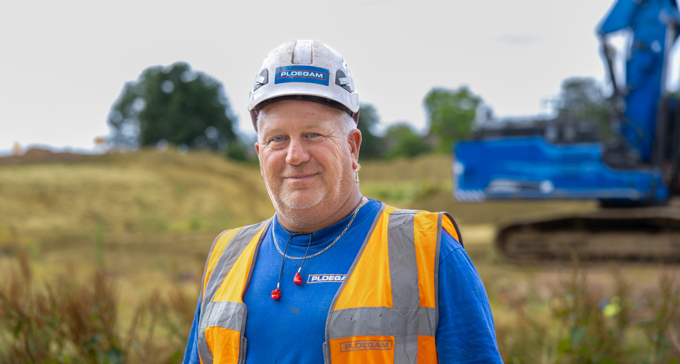 Ploegam medewerker is damwanden aan het plaatsen bij een rivier