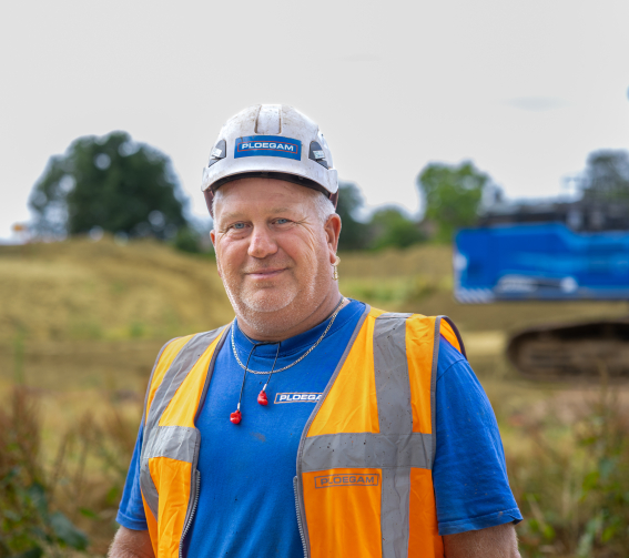 Ploegam medewerker is damwanden aan het plaatsen bij een rivier