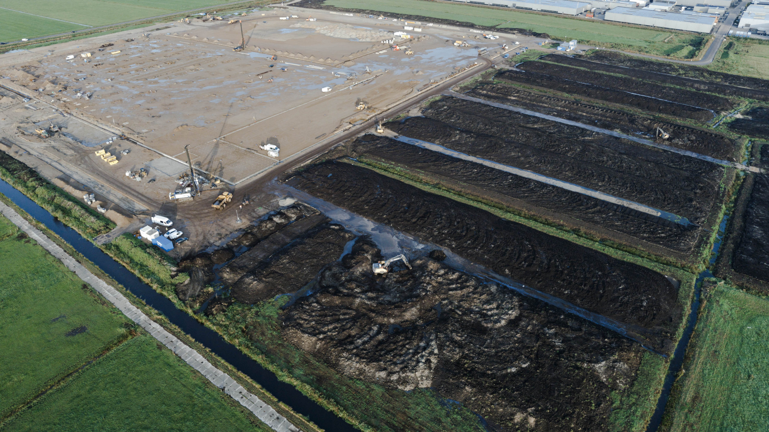 Luchtfoto van werkzaamheden bij rijen zand 