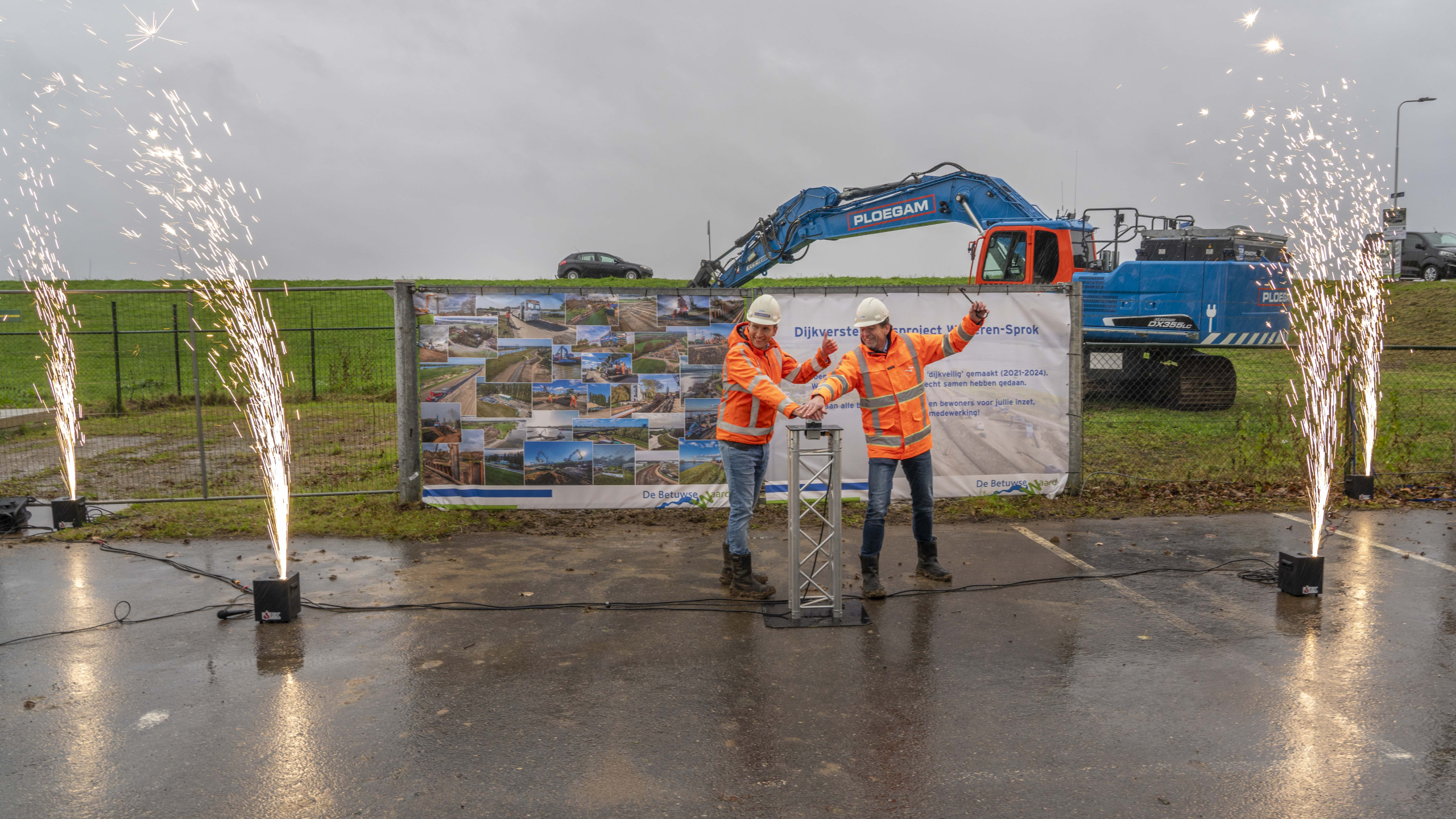 Rob Bouwens (bouwcombinatie De Betuwse Waard) en Bram de Fockert (Waterschap Rivierenland) openen het dijkversterkingsproject symbolisch