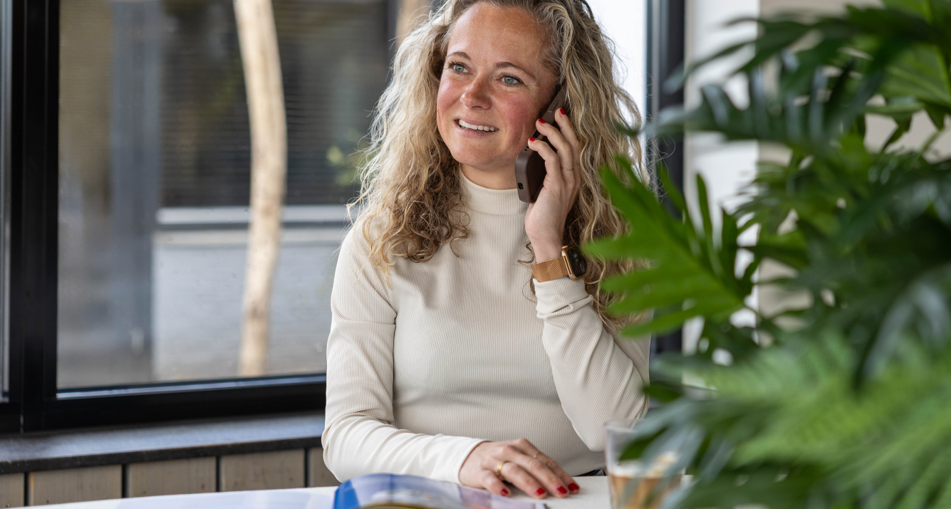 Twee collega's op kantoor samenwerken achter computer