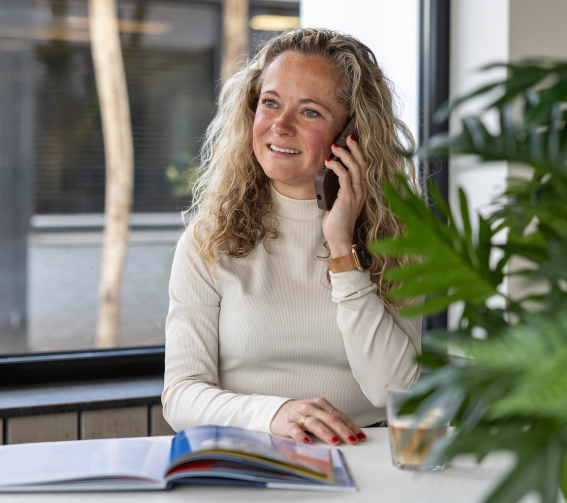 Twee collega's op kantoor samenwerken achter computer