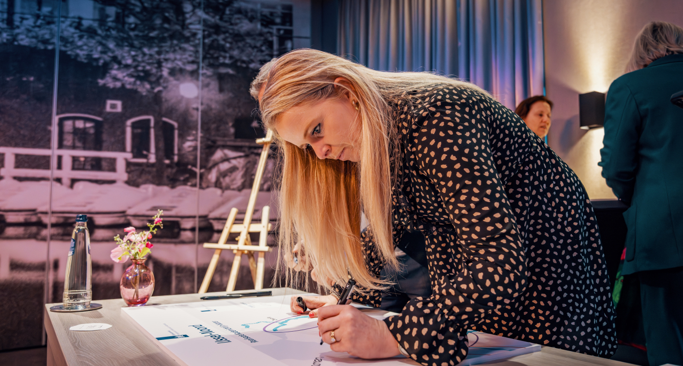 Ilvy Ploegmakers ondertekent namens de DijkAlliantie het contract IJssel-Noord