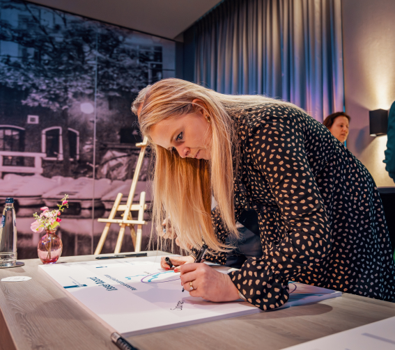 Ilvy Ploegmakers ondertekent namens de DijkAlliantie het contract IJssel-Noord