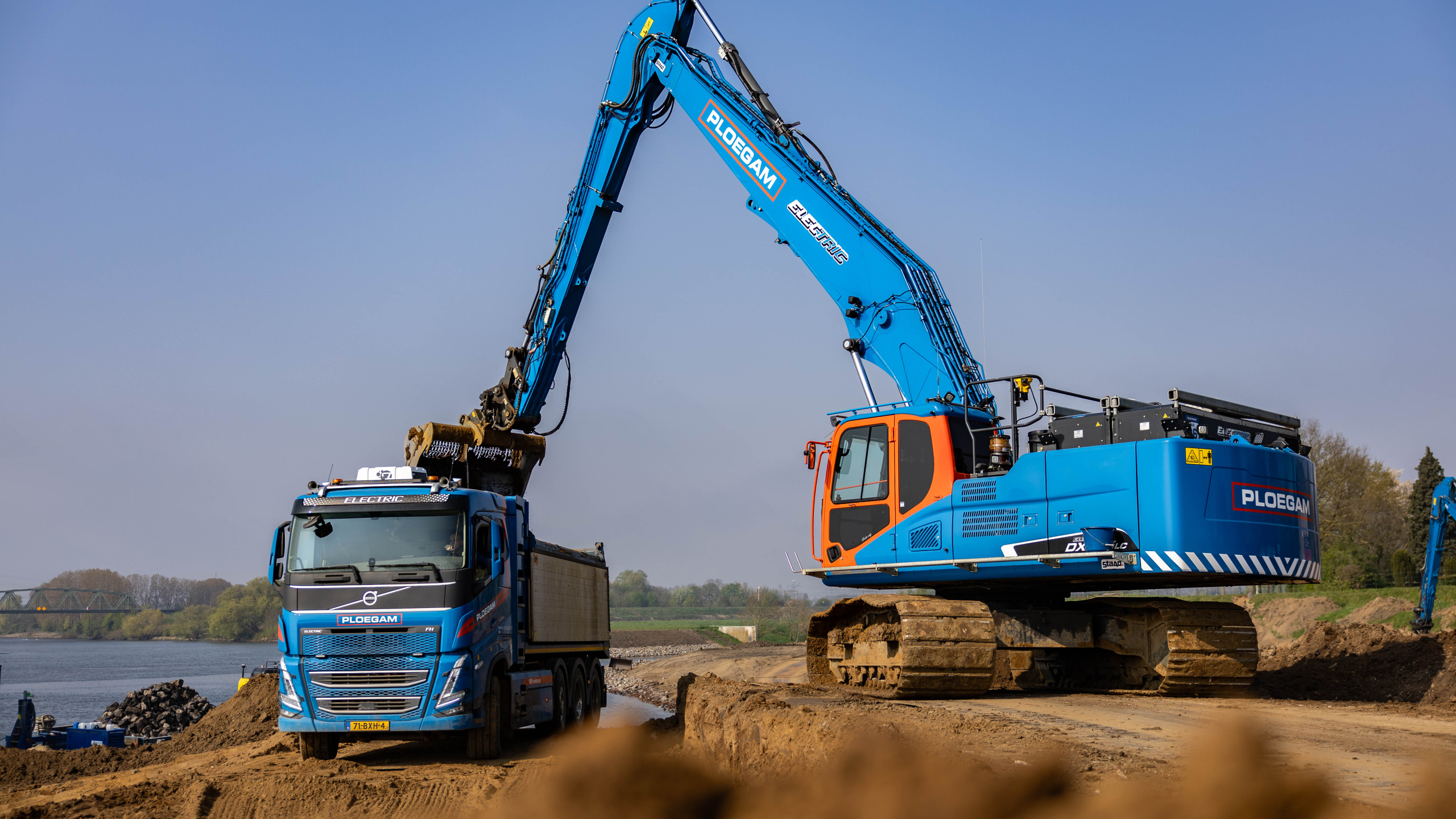 Elektrische vrachtwagen en graafmachine