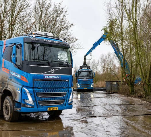 Elektrische vrachtwagens en graafmachine in Oss